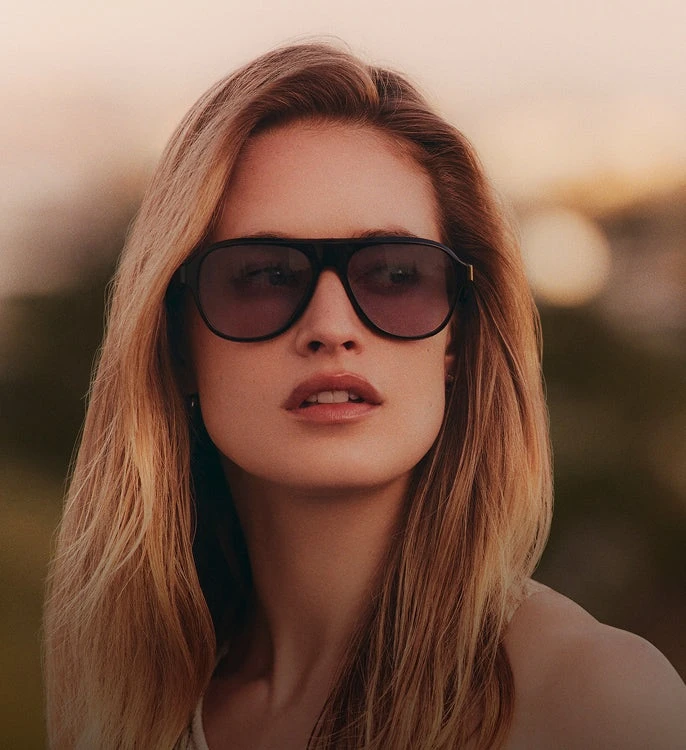 Frau mit schwarzer Oliver Peoples Damenbrille W29 Blocco Eye M Oliver Peoples Damenbrille