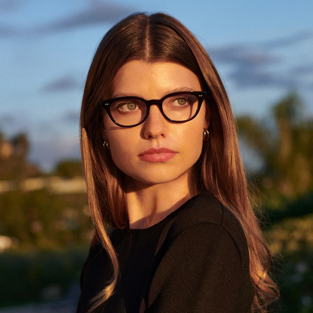 Frau mit schwarzer Damenbrille Oliver Peoples W08 PLP Blocco Woman Eye D