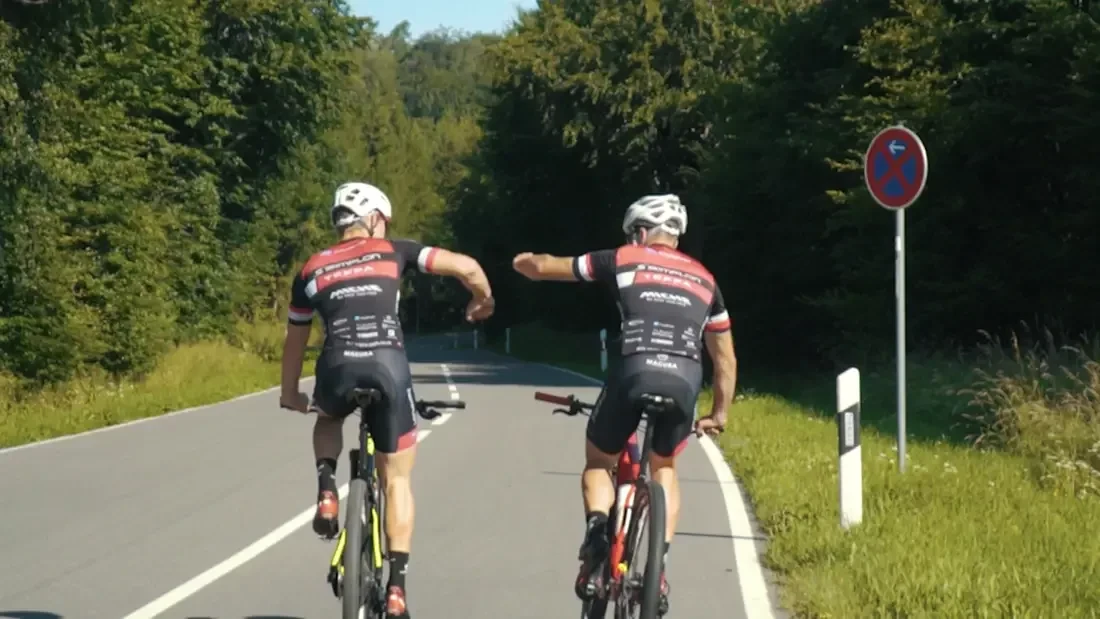Zwei Radrennfahrer beim Shakehands