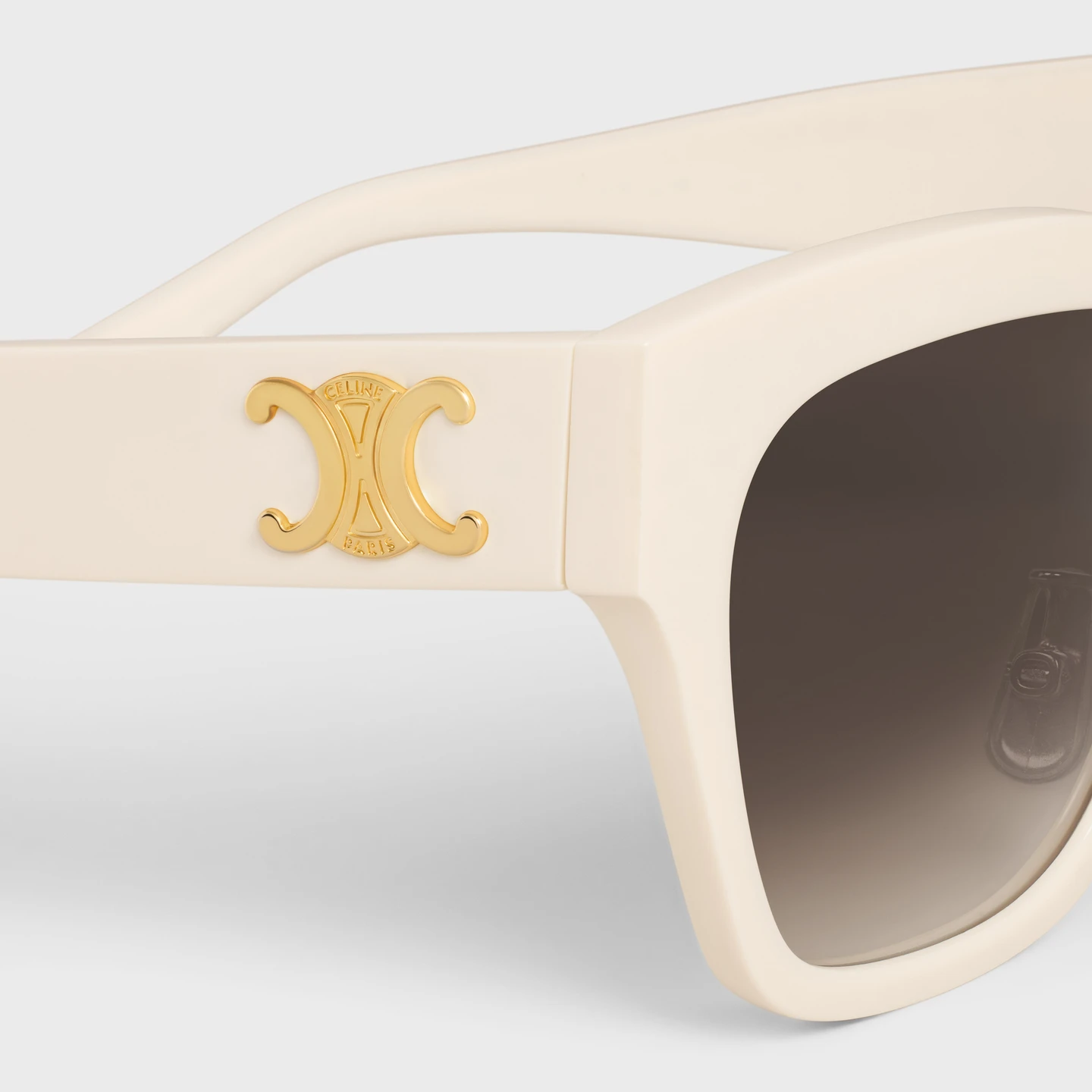 Sonnenbrillen von Celine KUNK Neue Optik Celine Brillengestell Damen 01 AV 5 SS24 P2 W V2 Close-Up Ansicht einer weißen Damen Sonnenbrillen von Celine vor weißem Hintergrund mit goldenem Celine Logo. Celine Brillengestell Damen 01 AV 5 SS24 P2 W V2 bei KUNK neue Optik in Bremen und Delmenhorst