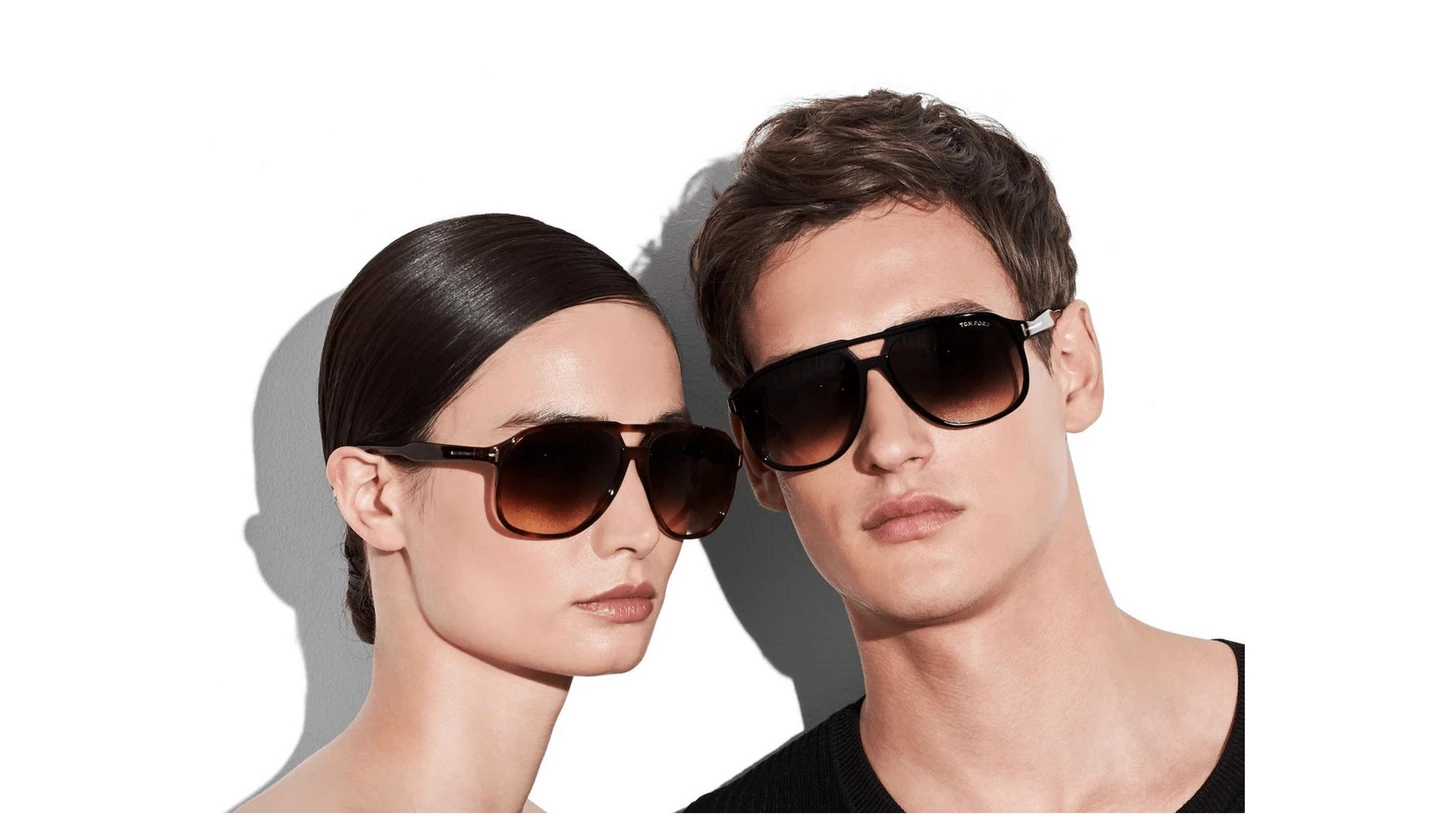 Zwei Menschen mit Tom Ford Sabrina Sonnenbrille für Damen und Herren in Havanna-Braun mit weicher eckiger Form