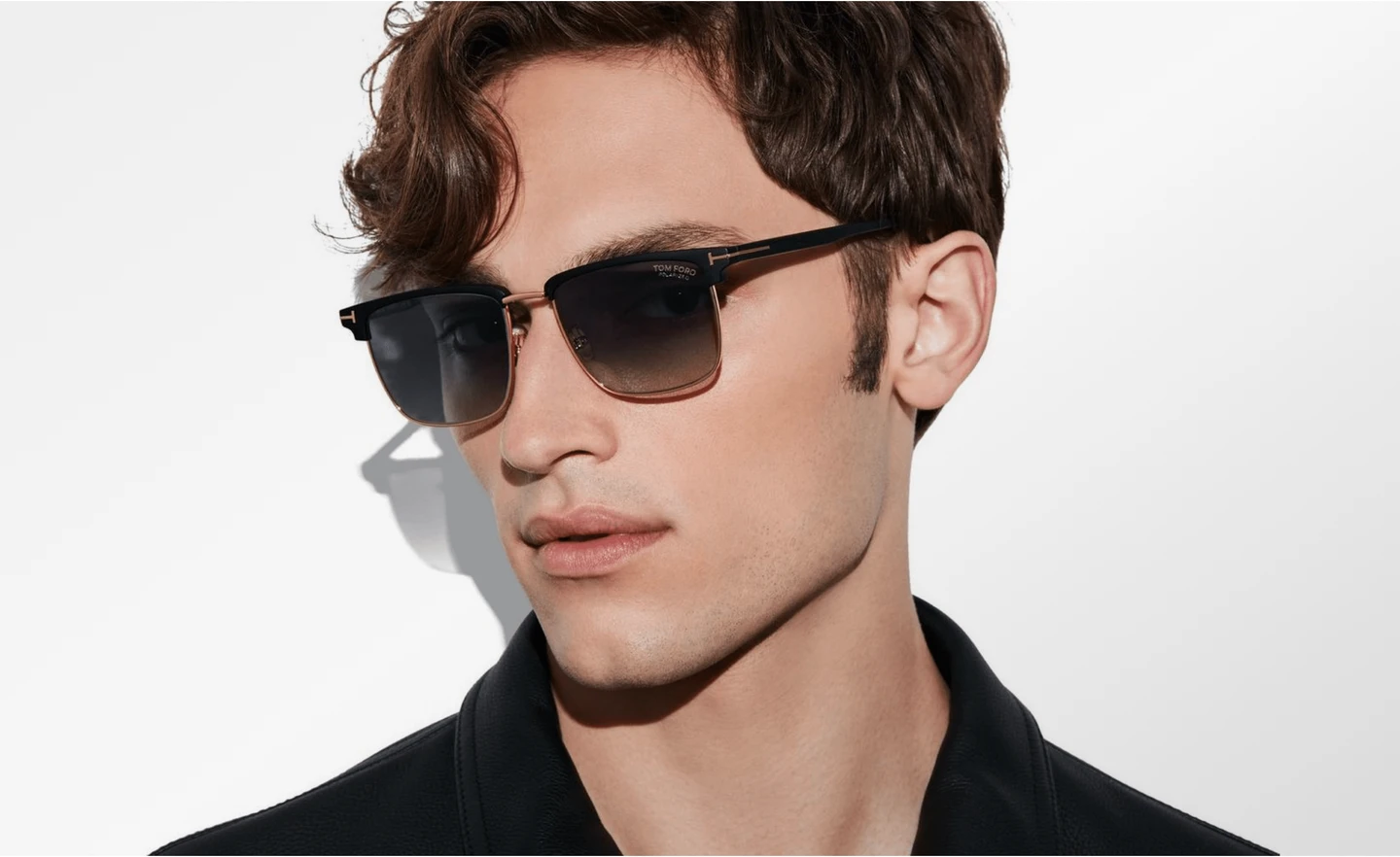 Mann mit einer Tom Ford Hudson polarisierte Sonnenbrille für Herren im Browline-Stil mit Verlaufsgläsern vor weißem Hintergrund