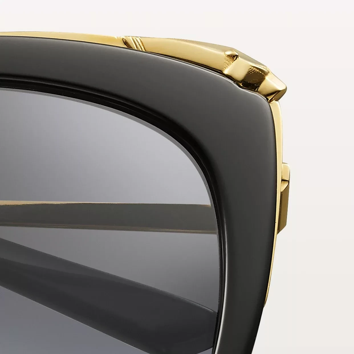 Cartier Sonnenbrille in Schwarz mit goldenem facettiertem Décor an der Fassungsecke