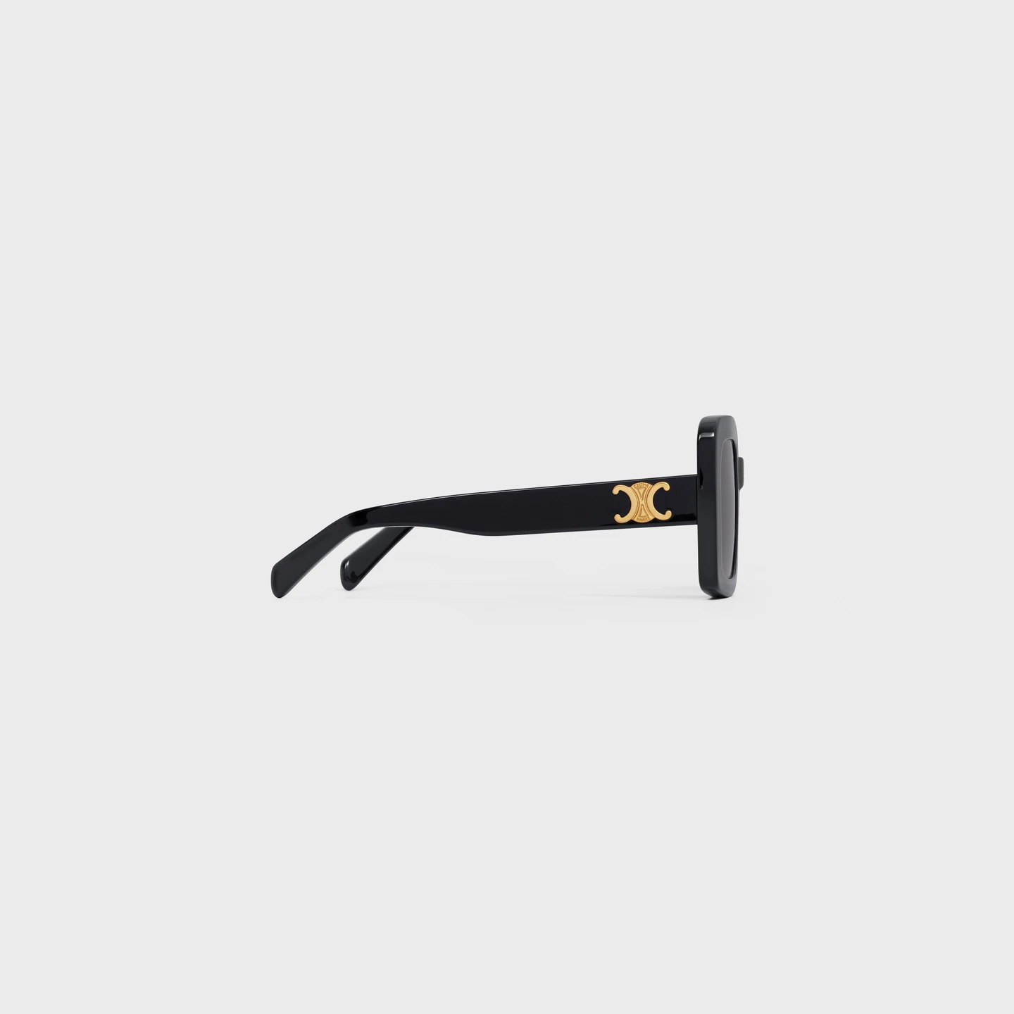 Sonnenbrillen von Celine KUNK Neue Optik Celine Brillengestell Damen 38 NO 4 FW24 P1 W Seitenansicht einer schwarzen Damen Sonnenbrillen von Celine vor weißem Hintergrund mit goldenem Celine Logo. Celine Brillengestell Damen 4 S304 CPLB 38 NO 2 FW24 P1 W bei KUNK neue Optik in Bremen und Delmenhorst