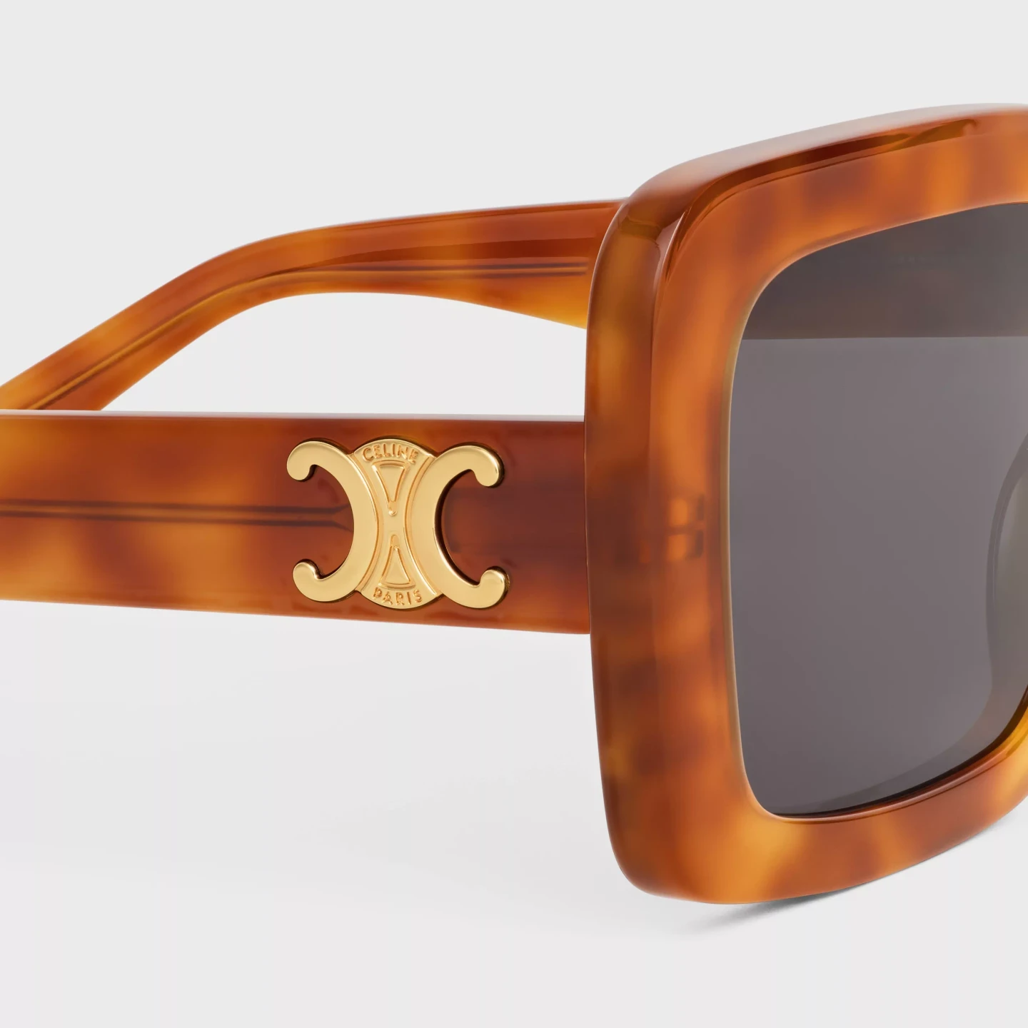 Sonnenbrillen von Celine KUNK Neue Optik Celine Brillengestell Damen 19 BV 2 FW24 P1 W jpg Close-Up Ansicht einer Braunen Damen Sonnenbrillen von Celine vor weißem Hintergrund mit goldenem Celine Logo. Celine Brillengestell Damen 19 BV 2 FW24 P1 W bei KUNK Neue Optik in Bremen und Delmenhorst.