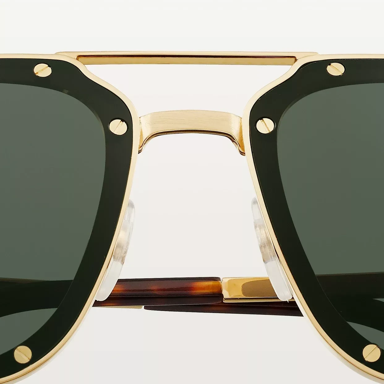 Cartier Santos Sonnenbrille mit goldenem Steg, Schraubendetails und grünen Gläsern