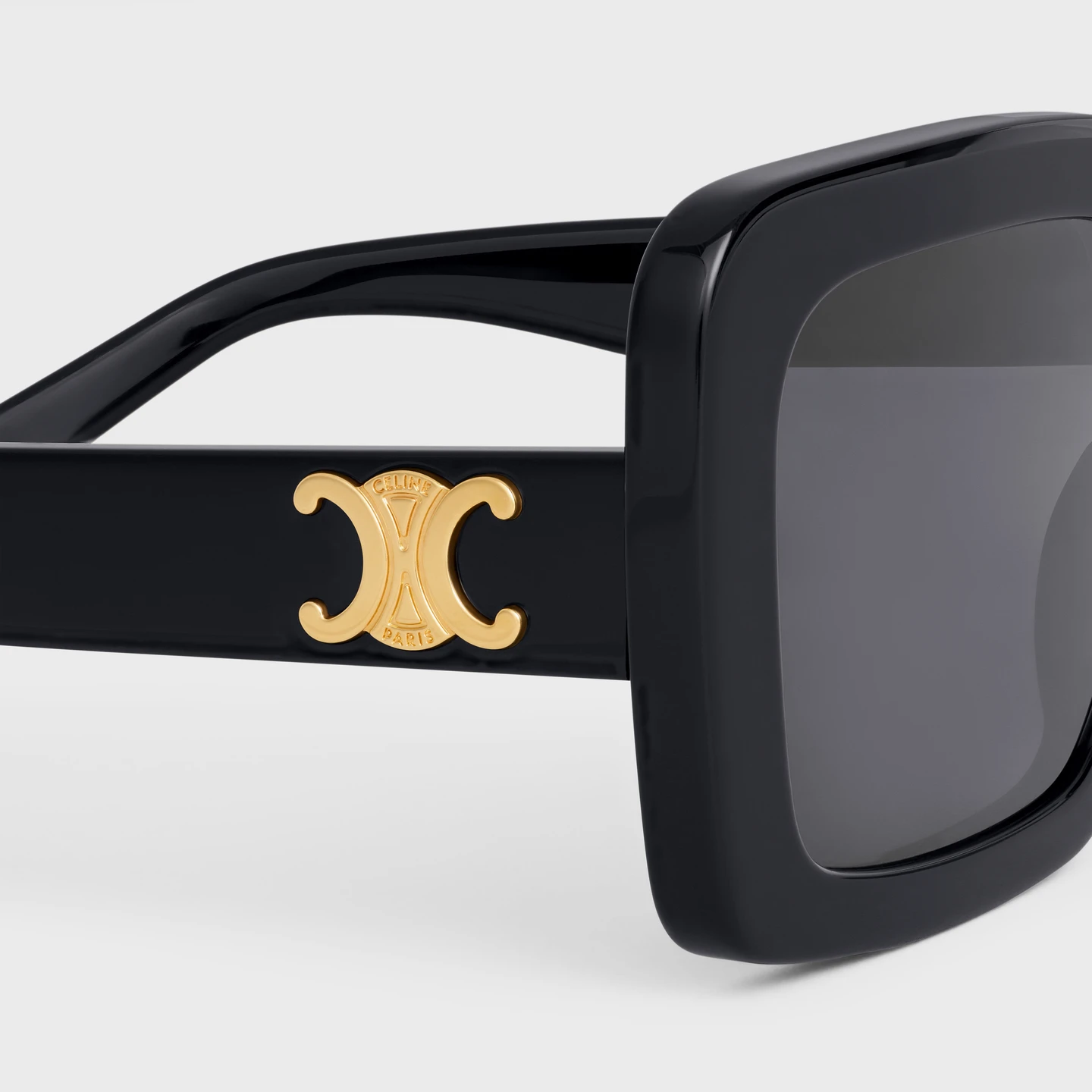 Sonnenbrillen von Celine KUNK Neue Optik Celine Brillengestell Damen 4 S304 CPLB 38 NO 2 FW24 P1 W Close-Up Ansicht einer schwarzen Damen Sonnenbrillen von Celine vor weißem Hintergrund mit goldenem Celine Logo. Celine Brillengestell Damen 4 S304 CPLB 38 NO 2 FW24 P1 W bei KUNK neue Optik in Bremen und Delmenhorst
